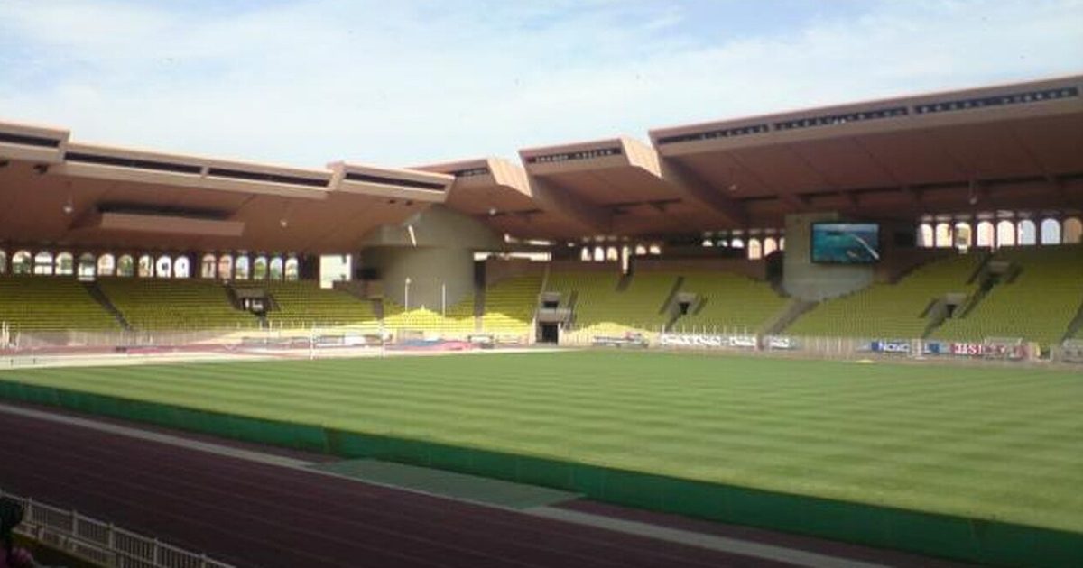 Vue depuis les tribunes du Stade Louis II de Monaco, pelouse et gradins vides