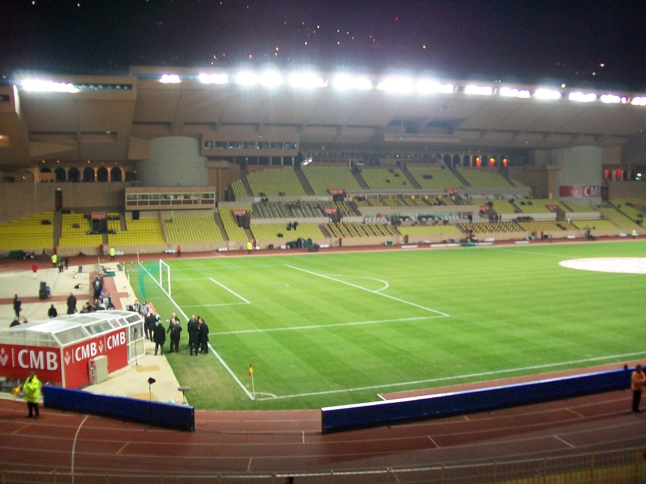 Le Stade Louis-II de Monaco eclaire en nocturne avant un match de Ligue 1