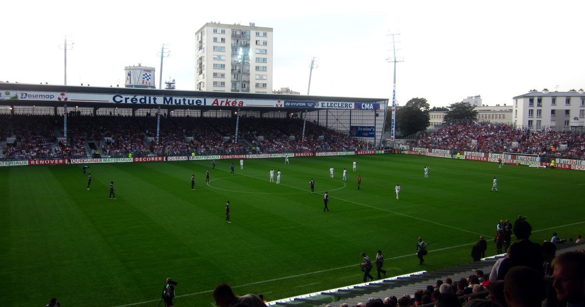 La pelouse du stade Francis-Le Ble a Brest vue de la tribune, au coup d envoi