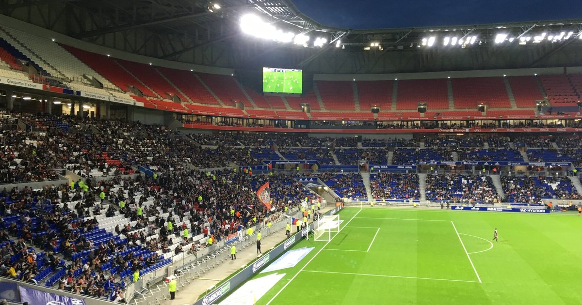 Le Groupama Stadium un soir de match, pelouse éclairée et tribunes garnies