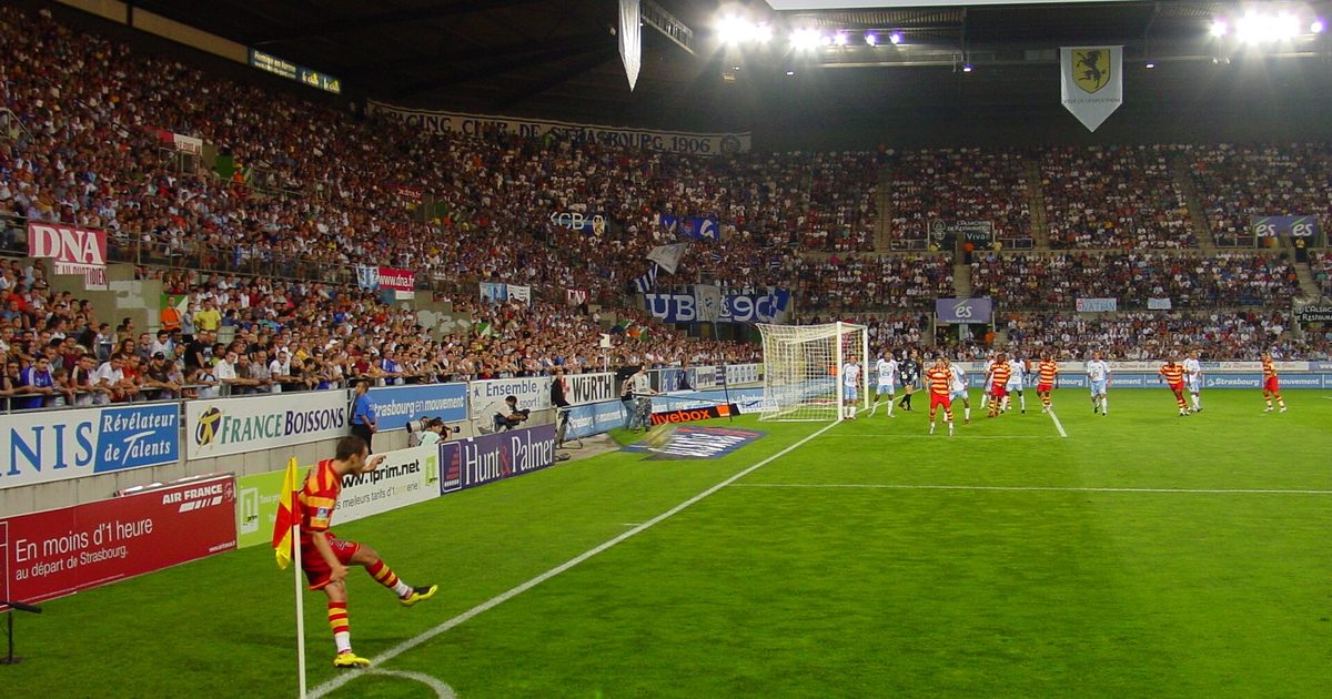 Un corner tiré devant la tribune pleine du stade de la Meinau à Strasbourg