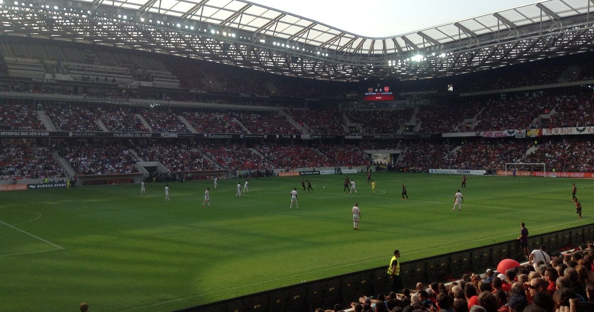 La pelouse et les tribunes pleines de l’Allianz Riviera pendant un match de Nice