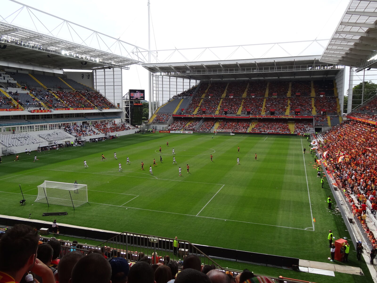 Le stade Bollaert-Delelis à Lens, tribunes et pelouse vues de l’extérieur