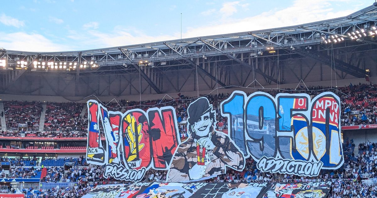 Tifo geant deploye dans un virage