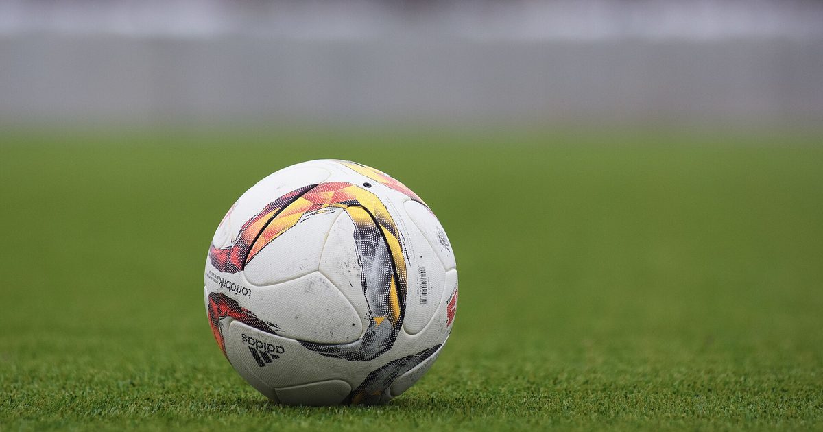 Ballon de football sur la pelouse