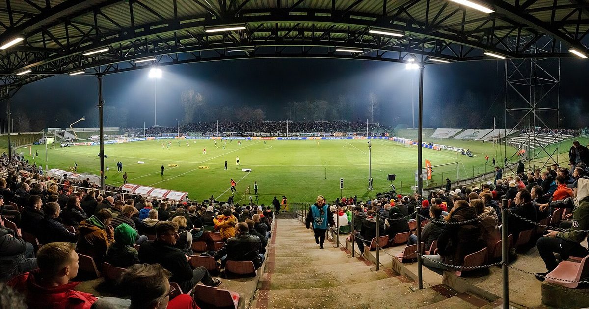 Stade plein sous les projecteurs un soir de match
